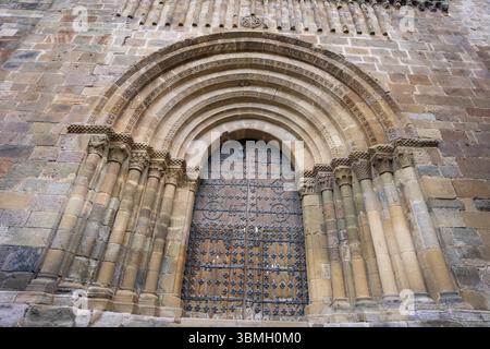 Monastère royal de Santa Maria de Veruela, abbaye cistercienne du XIIe siècle, façade romane autour d'une porte semi-circulaire évasée, porte de l'abbaye ch Banque D'Images