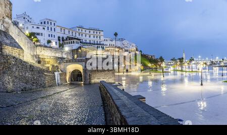 Ancienne muraille fortifiée et Hôtel Continental, Bab El Marsa, Tanger, Maroc, Afrique du Nord, Afrique Banque D'Images