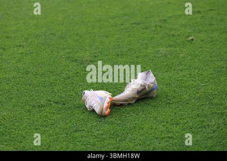 Une paire de chaussures de football sur le terrain. Banque D'Images
