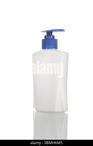 Récipient blanc pour savon liquide ou shampooing avec un bouchon-compte-gouttes bleu isolé sur fond blanc Banque D'Images