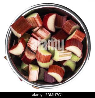 Rhubarb fraîchement haché isolé sur fond blanc comme gros plan détaillé Banque D'Images