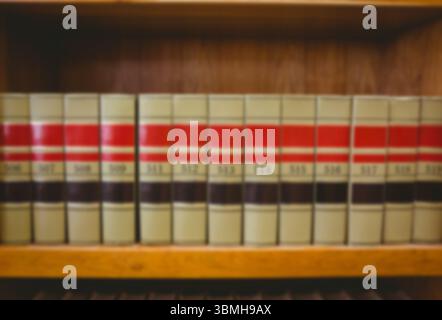 Livres sur l'étagère de bibliothèque Banque D'Images