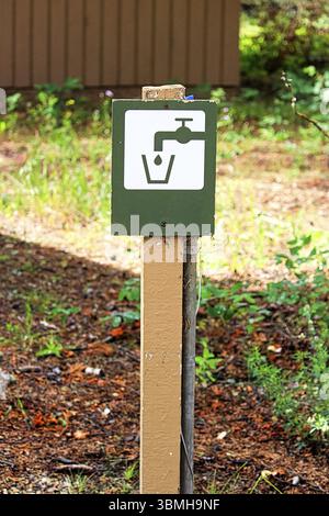 Gros plan d'un panneau vert d'eau potable avec robinet Banque D'Images