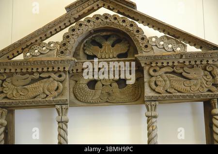 Sculpture sur bois sur argent et cantikas. Ancienne créativité russe. Musée de la culture russe Banque D'Images