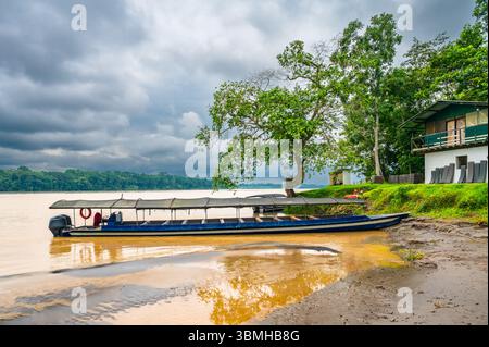 Canoë motorisé amarré à Napo River, Amazone, Équateur Banque D'Images