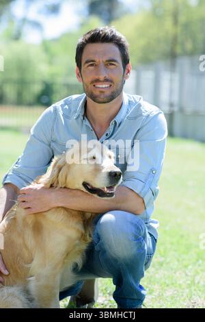 Homme embrassant son chien Banque D'Images