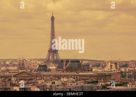 Photo aérienne de style rétro de la tour Eiffel et des toits de bâtiments à Paris Banque D'Images