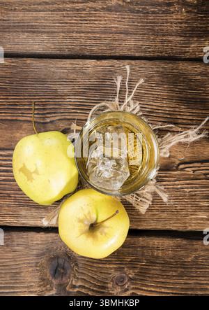 Liqueur de pomme dans un verre (close-up shot) sur fond de bois Banque D'Images