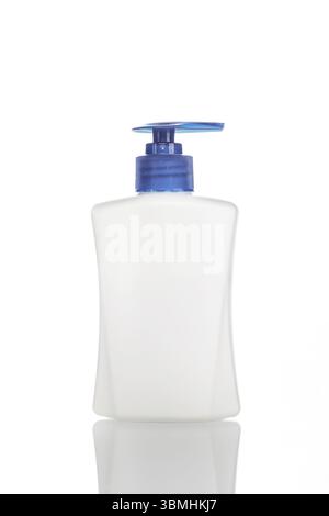 Récipient blanc pour savon liquide ou shampooing avec un bouchon-compte-gouttes bleu isolé sur fond blanc Banque D'Images