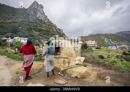 Femmes berbères cuisant dans un four extérieur, Mezlafen Al Oued, province de Chefchaouen, montagnes du Rif, Maroc, Afrique du Nord, Afrique Banque D'Images