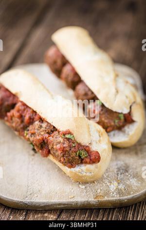 Sandwich fait maison avec des boulettes de viande et de la sauce tomate (gros plan) Banque D'Images