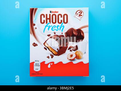 LONDRES, Royaume-Uni - 27 JANVIER 2025 : boîte de collation fraîche Kinder choco avec remplissage de crème de lait sur bleu Banque D'Images