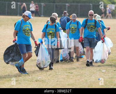Les ramasseurs de litière travaillent pour enlever les ordures au Glastonbury Festival, à Worthy Farm dans le Somerset. Date de la photo : vendredi 27 juin 2025. Banque D'Images