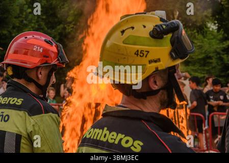 Logrono, la Rioja, ESPAGNE. 23 juin 2025. Les pompiers de Logroño supervisent les feux de joie traditionnels de la Noche de San Juan, où les foules se rassemblent pour célébrer le solstice d'été. Cette ancienne tradition consiste à allumer des feux de joie pour accueillir l'été dans cette ville espagnole. (Photographie de MARIO Martija) crédit : Mario Martija/Alamy Live News Banque D'Images