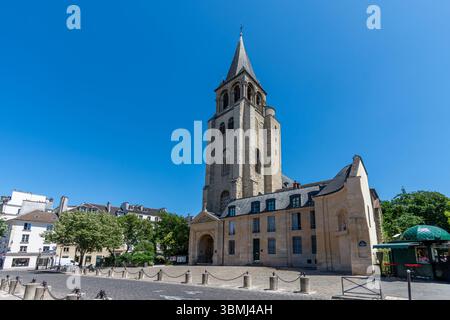 Vue extérieure de l'église Saint-Germain-des-Prés, qui a donné son nom à ce quartier très touristique situé dans le 6ème arrondissement de Paris Banque D'Images