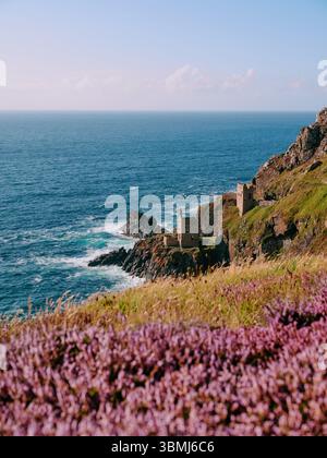 Botallack une ancienne mine de cuivre à l'ouest de Cornwall, Royaume-Uni. Site du patrimoine mondial de l'UNESCO – paysage côtier minier de Cornwall Banque D'Images