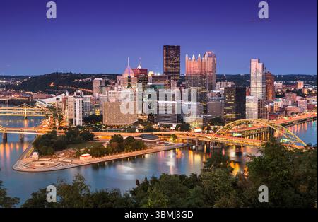 Horizon de Pittsburgh au crépuscule Banque D'Images