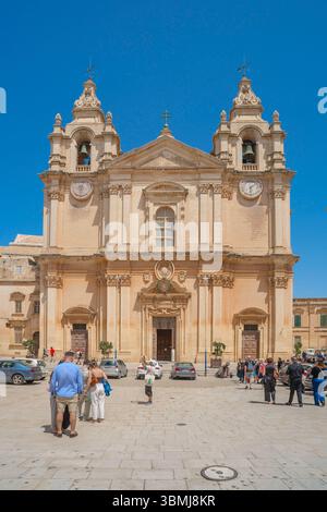 Cathédrale de Mdina, vue sur la façade baroque de la cathédrale Saint-Paul située sur la place principale de la ville fortifiée historique (Pjazza San Pawl), Mdina, Malte Banque D'Images