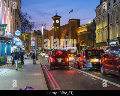 Royaume-Uni, Londres, 04 juil. 2025. Vue en soirée de la rue Euston Road animée avec la circulation et les piétons près de la station King's Cross, illuminée pendant t Banque D'Images