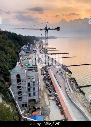 Svetlogorsk, Russie, 30 août, 2024, vue depuis le bureau d'observation panoramique en verre sur le quai dans la ville de Svetlogorsk, région de Kaliningrad, Banque D'Images