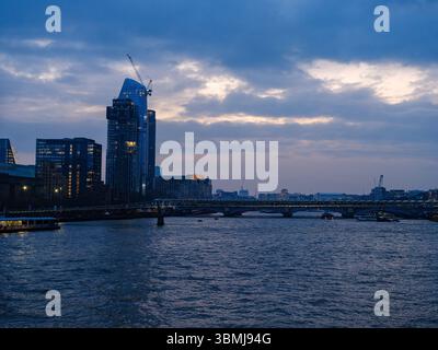 Royaume-Uni, Londres, 29 juin 2025. Vue au crépuscule sur le musée Tate Modern et les gratte-ciel environnants le long de la Tamise, mêlant culture et modernité A. Banque D'Images