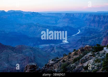 Fleuve Colorado profond dans le Grand Canyon vu de la vue du désert Banque D'Images