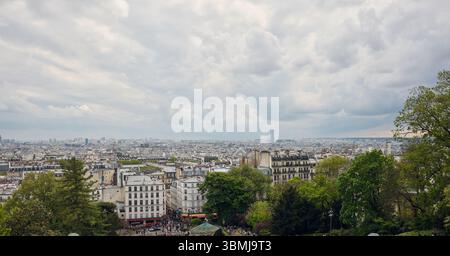 Vue panoramique de paris avec ciel nuageux depuis montmartre Banque D'Images