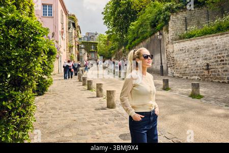 Touriste appréciant la rue foyatier à montmartre, paris, au printemps Banque D'Images
