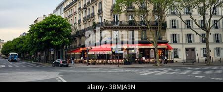 Brasserie parisienne servant les clients par temps nuageux au printemps Banque D'Images