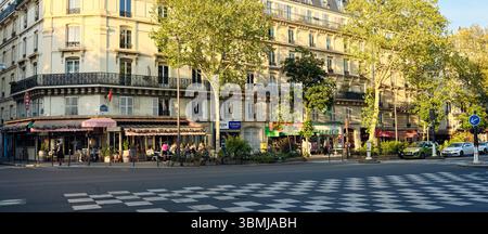 Les gens apprécient le café parisien en plein air dans un après-midi d'été Banque D'Images