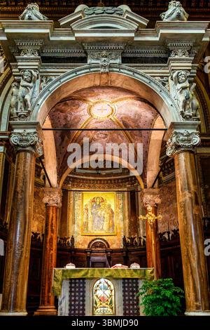 Baldaquin en marbre et autel avec mosaïque d'abside dans la basilique de San Crisogono, Rome, Italie. Banque D'Images