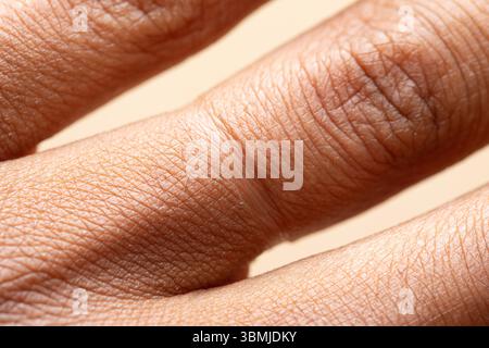 Macrophotographie révélant les détails complexes de la peau humaine, mettant en évidence les rides, les pores et les textures uniques Banque D'Images