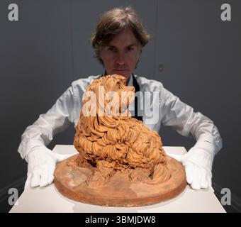 Sotheby's, Londres, Royaume-Uni. 27 juin 2025. Aperçu de la vente aux enchères Sotheby's Master sculpture qui aura lieu le 2 juillet. Les faits saillants incluent : Anne Seymour Damer, Shock Dog, estimation : £200,000-300,000. Crédit : Malcolm Park/Alamy Live News Banque D'Images