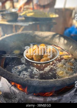 Frire falafel dans l'huile, nourriture arabe traditionnelle. Banque D'Images