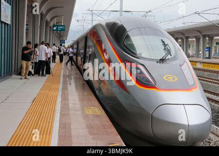 (250627) -- CHONGQING, 27 juin 2025 (Xinhua) -- Un train à grande vitesse arrive à la gare de QIANJIANG sur la section Chongqing de la ligne de chemin de fer à grande vitesse Chongqing-Xiamen, dans le sud-ouest de la Chine Chongqing, le 27 juin 2025. Une liaison ferroviaire à grande vitesse clé dans la municipalité de Chongqing, dans le sud-ouest de la Chine, est officiellement entrée en service vendredi, marquant une étape importante vers l'établissement d'une artère de transport vitale reliant la région intérieure du pays à sa côte sud-est. Un train à grande vitesse partait de la gare est de Chongqing à destination de la gare de QIANJIANG sur FR Banque D'Images