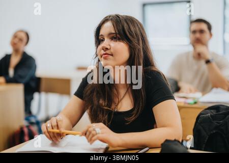 Des élèves du secondaire engagés écoutent attentivement dans la salle de classe Banque D'Images