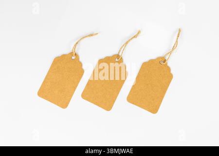 Ensemble de trois étiquettes en papier kraft vierges avec ficelle sur fond blanc Banque D'Images