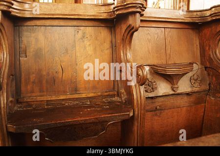 Deux stands de miséricorde dans l'église St Helen, Ranworth, Norfolk, Angleterre, Royaume-Uni montrant des sculptures exquises dans le chêne local Banque D'Images