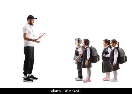 Professeur d'éducation physique parlant à un groupe d'écoliers isolés sur fond blanc Banque D'Images