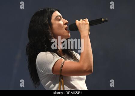 Somerset, Royaume-Uni. 27 juin 2025. Lorde se produit pendant le festival de Glastonbury à Worthy Farm dans le Somerset. Le crédit photo devrait se lire comme suit : Matt Crossick/Empics/Alamy Live News Banque D'Images