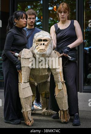 Londres, Royaume-Uni. 27 juin 2025. Les artistes marchent le long du Bridge Theatre à la Tamise avec Tower Bridge derrière. LES TROUPEAUX sont l'art public et l'action climatique. D’avril à août 2025, les animaux marionnettes grandeur nature parcourent un itinéraire de 20 000 km entre le bassin du Congo et le cercle arctique, symbolisant leur fuite de la catastrophe climatique avec des arrêts dans de nombreuses villes et pays, à Londres du 27 au 29 juillet. Crédit : Imageplotter/Alamy Live News Banque D'Images