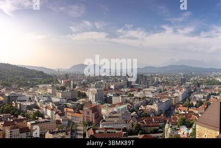 Vue panoramique sur le charmant paysage urbain de Ljubljana niché au milieu des collines et des montagnes. Banque D'Images