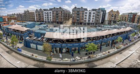 Vue panoramique surélevée des boutiques et restaurants indépendants de Wapping Wharf dans des conteneurs convertis au port de Bristol, Royaume-Uni, le 26 juin 2025 Banque D'Images