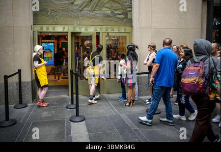 Les clients font la queue devant le magasin Lego du Rockefeller Centerin New York le vendredi 13 juin 2025. (© Richard B. Levine) Banque D'Images