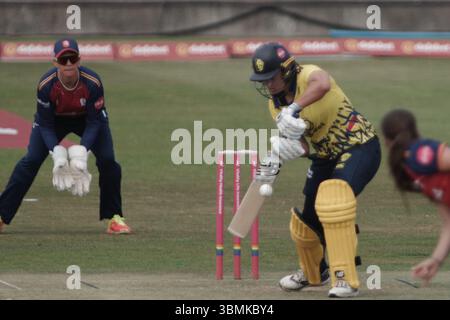 Chester-le-Street, Angleterre, 20 juin 2025. Suzie Bates battant pour Durham Women contre Essex Women dans un match Vitality Blast au Banks Homes Riverside, Chester-le-Street. Crédit : Colin Edwards Banque D'Images