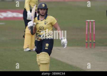 Chester-le-Street, Angleterre, 20 juin 2025. Bess Heath battant pour Durham Women contre Essex Women dans un match Vitality Blast au Banks Homes Riverside, Chester-le-Street. Crédit : Colin Edwards Banque D'Images