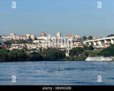 Pont ferroviaire de St John avec bateau de croisière, fleuve Douro, Porto, Portugal Banque D'Images