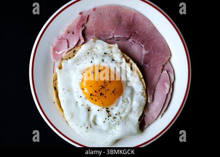 Londres Royaume-Uni juin 27 2025, assiette de jambon frais et œuf frit Banque D'Images