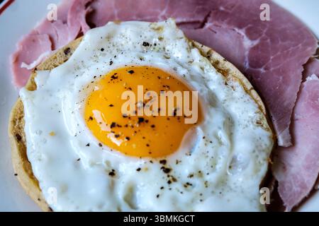 Londres Royaume-Uni juin 27 2025, assiette de jambon frais et œuf frit Banque D'Images