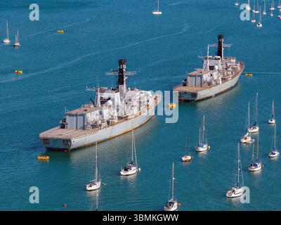 Les frégates de type 23, Northumberland et Montrose, désaffectées, attendent d'être éliminées dans le port de Portsmouth. Banque D'Images